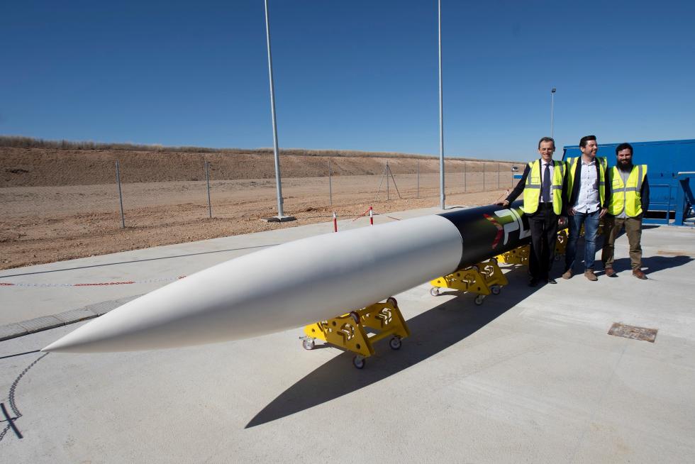El ministro de Ciencia, Pedro Duque, visita el aeropuerto de Teruel.