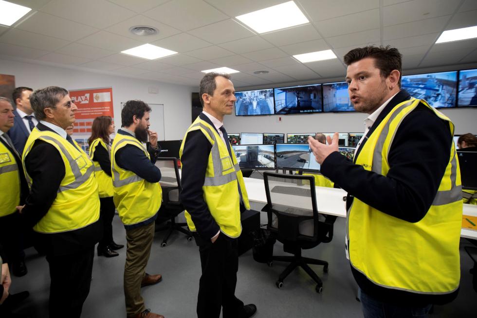 El ministro de Ciencia, Pedro Duque, visita el aeropuerto de Teruel.