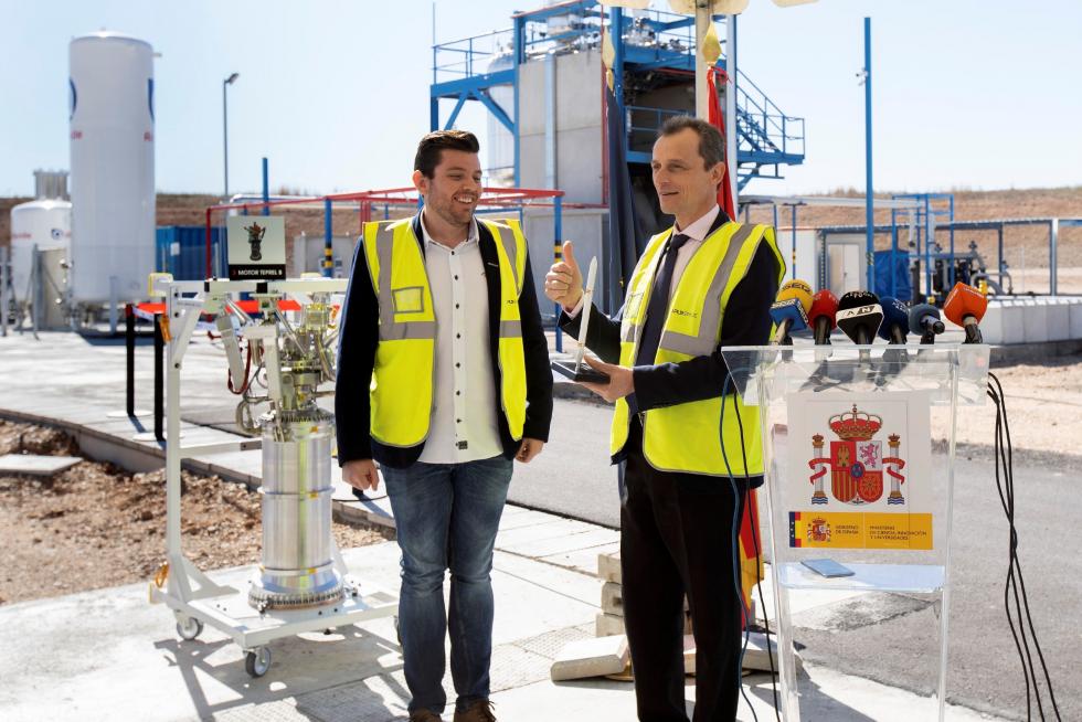 El ministro de Ciencia, Pedro Duque, visita el aeropuerto de Teruel.