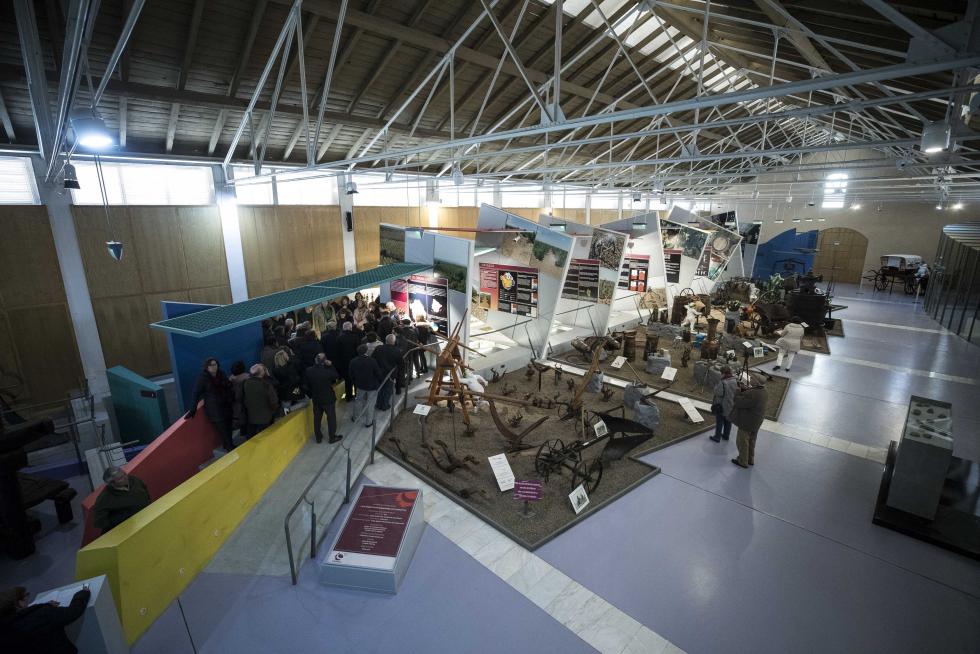 Además del producto de la vid y todas sus manifestaciones en el pulso cotidiano del municipio, Cariñena reúne atractivos patrimoniales y gastronómicos que redondean la oferta y enamoran al visitante.