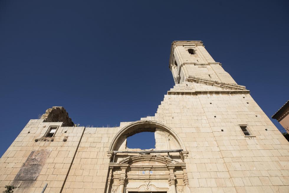 Admirada en la comarca por su nevero, por la ermita de la Virgen del Campo y por el trinquete y el acueducto, la localidad espera una solución al problema de su parroquia, con el techo hundido desde hace 40 años.