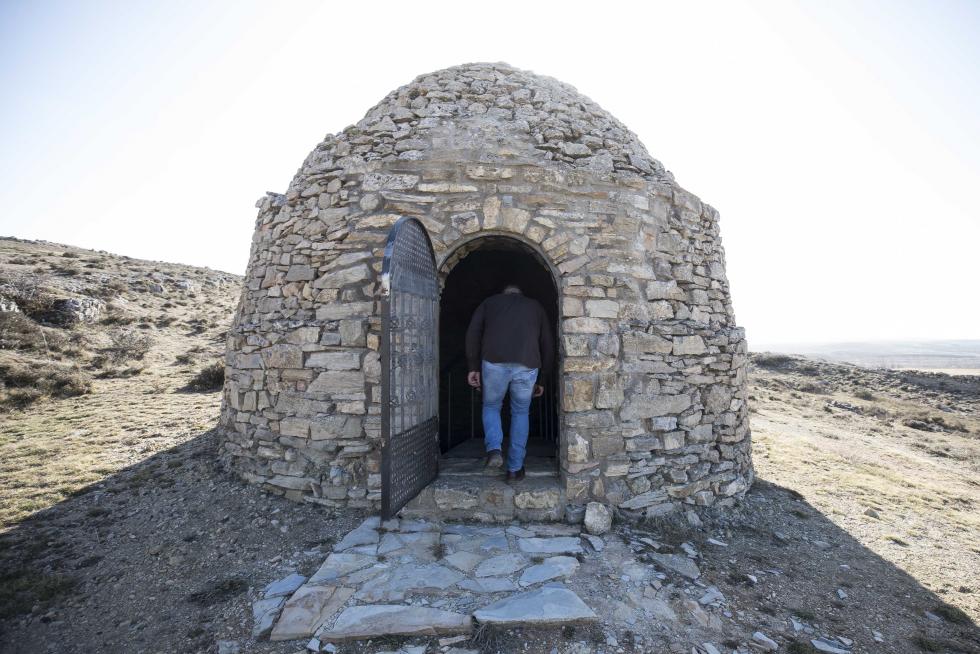 Admirada en la comarca por su nevero, por la ermita de la Virgen del Campo y por el trinquete y el acueducto, la localidad espera una solución al problema de su parroquia, con el techo hundido desde hace 40 años.