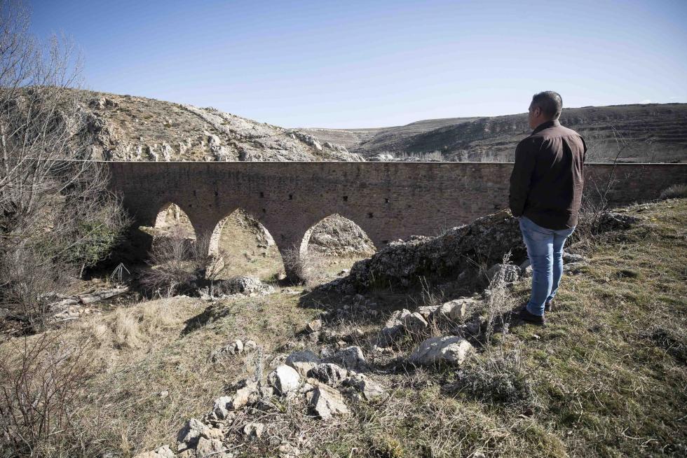 Admirada en la comarca por su nevero, por la ermita de la Virgen del Campo y por el trinquete y el acueducto, la localidad espera una solución al problema de su parroquia, con el techo hundido desde hace 40 años.