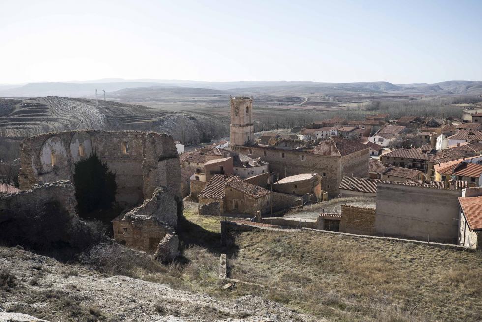 Admirada en la comarca por su nevero, por la ermita de la Virgen del Campo y por el trinquete y el acueducto, la localidad espera una solución al problema de su parroquia, con el techo hundido desde hace 40 años.