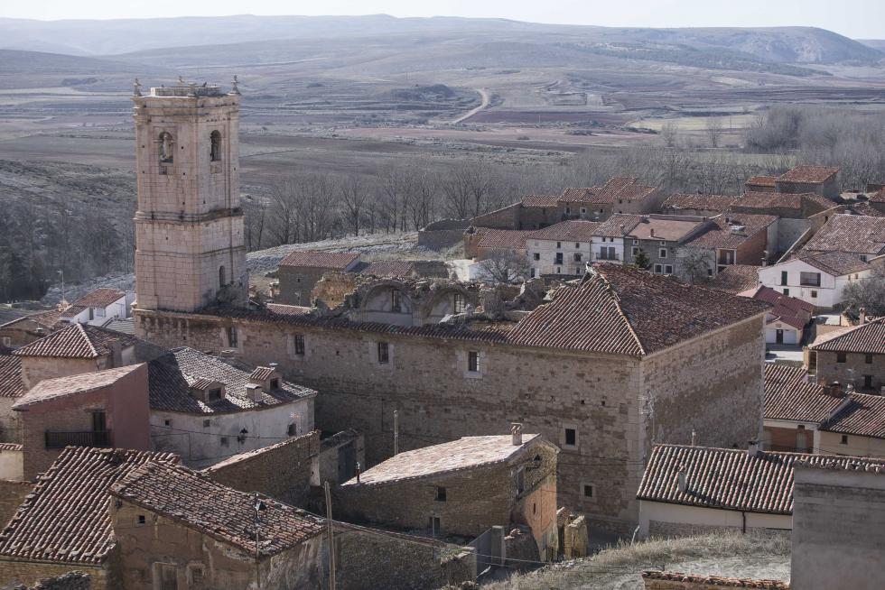 Admirada en la comarca por su nevero, por la ermita de la Virgen del Campo y por el trinquete y el acueducto, la localidad espera una solución al problema de su parroquia, con el techo hundido desde hace 40 años.