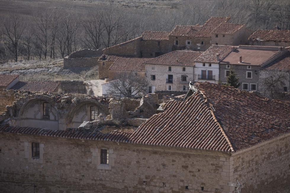 Admirada en la comarca por su nevero, por la ermita de la Virgen del Campo y por el trinquete y el acueducto, la localidad espera una solución al problema de su parroquia, con el techo hundido desde hace 40 años.