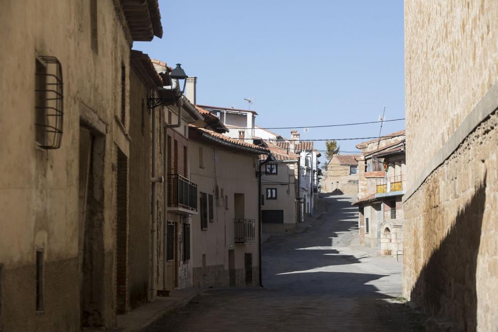 Admirada en la comarca por su nevero, por la ermita de la Virgen del Campo y por el trinquete y el acueducto, la localidad espera una solución al problema de su parroquia, con el techo hundido desde hace 40 años.