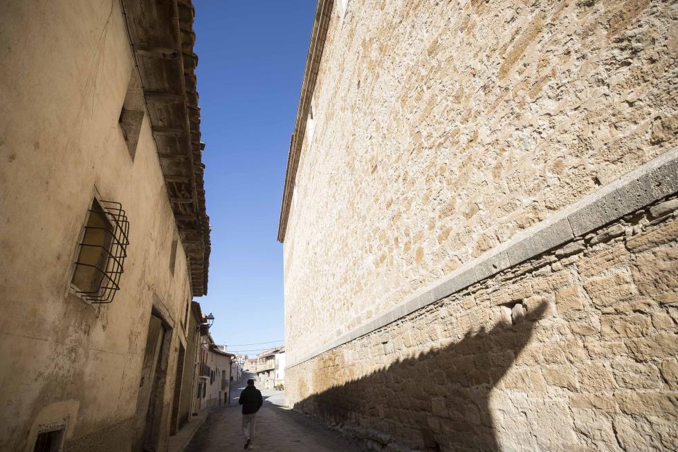 Admirada en la comarca por su nevero, por la ermita de la Virgen del Campo y por el trinquete y el acueducto, la localidad espera una solución al problema de su parroquia, con el techo hundido desde hace 40 años.