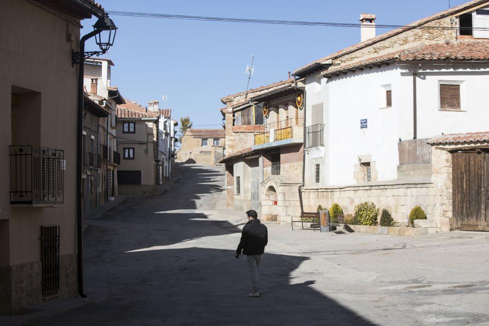 Admirada en la comarca por su nevero, por la ermita de la Virgen del Campo y por el trinquete y el acueducto, la localidad espera una solución al problema de su parroquia, con el techo hundido desde hace 40 años.