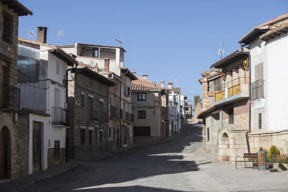 Admirada en la comarca por su nevero, por la ermita de la Virgen del Campo y por el trinquete y el acueducto, la localidad espera una solución al problema de su parroquia, con el techo hundido desde hace 40 años.