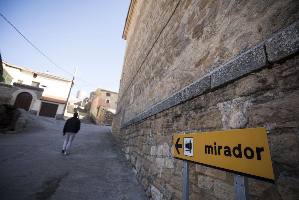 Admirada en la comarca por su nevero, por la ermita de la Virgen del Campo y por el trinquete y el acueducto, la localidad espera una solución al problema de su parroquia, con el techo hundido desde hace 40 años.