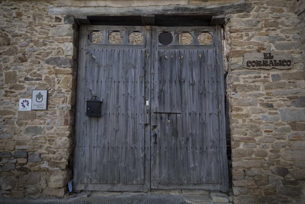Admirada en la comarca por su nevero, por la ermita de la Virgen del Campo y por el trinquete y el acueducto, la localidad espera una solución al problema de su parroquia, con el techo hundido desde hace 40 años.