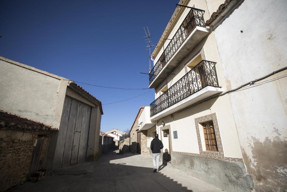 Admirada en la comarca por su nevero, por la ermita de la Virgen del Campo y por el trinquete y el acueducto, la localidad espera una solución al problema de su parroquia, con el techo hundido desde hace 40 años.