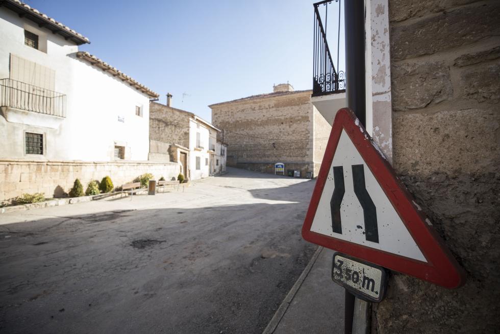 Admirada en la comarca por su nevero, por la ermita de la Virgen del Campo y por el trinquete y el acueducto, la localidad espera una solución al problema de su parroquia, con el techo hundido desde hace 40 años.
