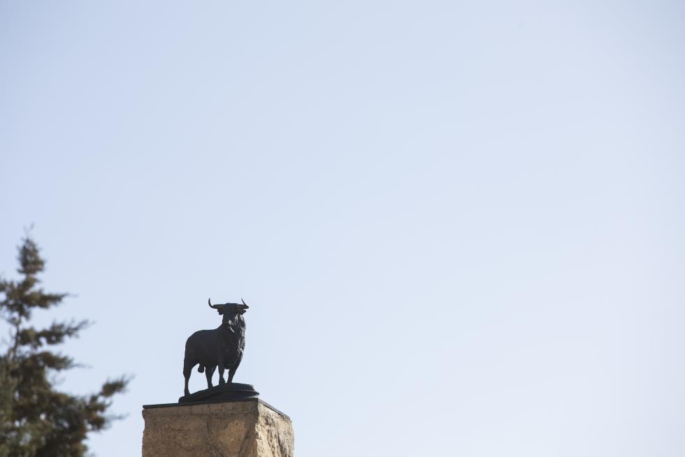 Admirada en la comarca por su nevero, por la ermita de la Virgen del Campo y por el trinquete y el acueducto, la localidad espera una solución al problema de su parroquia, con el techo hundido desde hace 40 años.