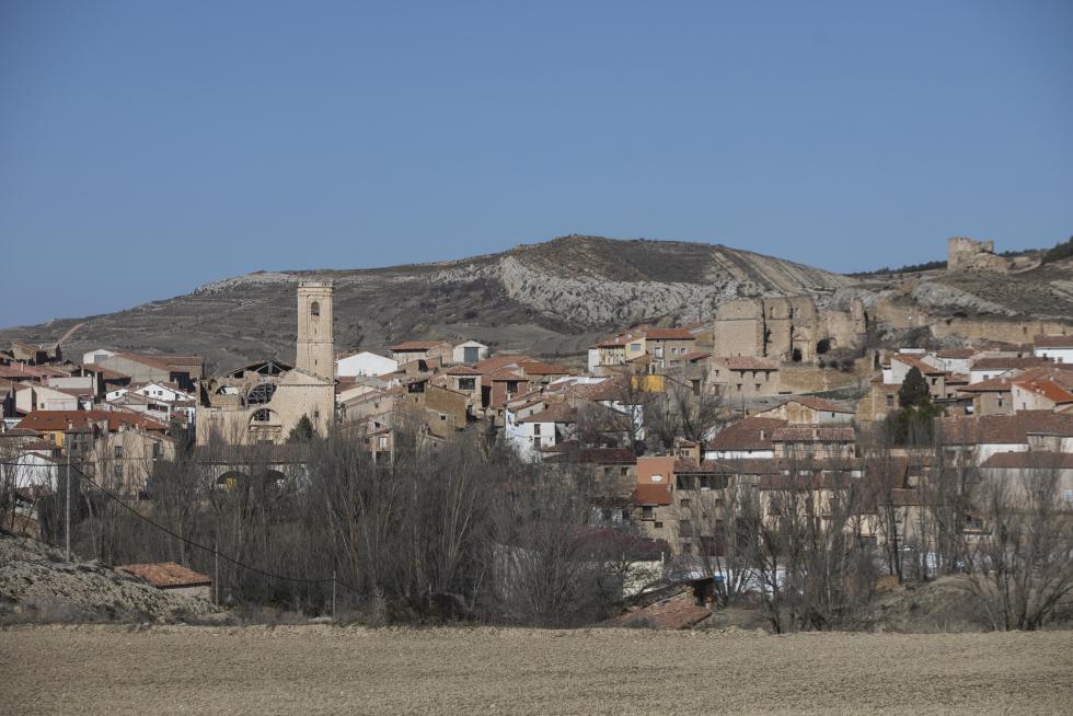Admirada en la comarca por su nevero, por la ermita de la Virgen del Campo y por el trinquete y el acueducto, la localidad espera una solución al problema de su parroquia, con el techo hundido desde hace 40 años.