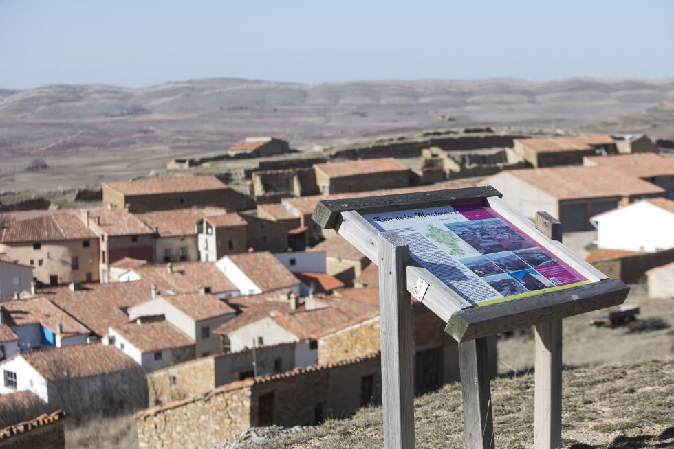 Admirada en la comarca por su nevero, por la ermita de la Virgen del Campo y por el trinquete y el acueducto, la localidad espera una solución al problema de su parroquia, con el techo hundido desde hace 40 años.