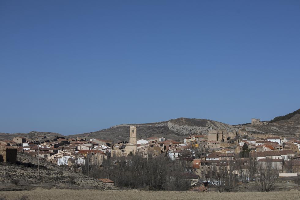 Admirada en la comarca por su nevero, por la ermita de la Virgen del Campo y por el trinquete y el acueducto, la localidad espera una solución al problema de su parroquia, con el techo hundido desde hace 40 años.