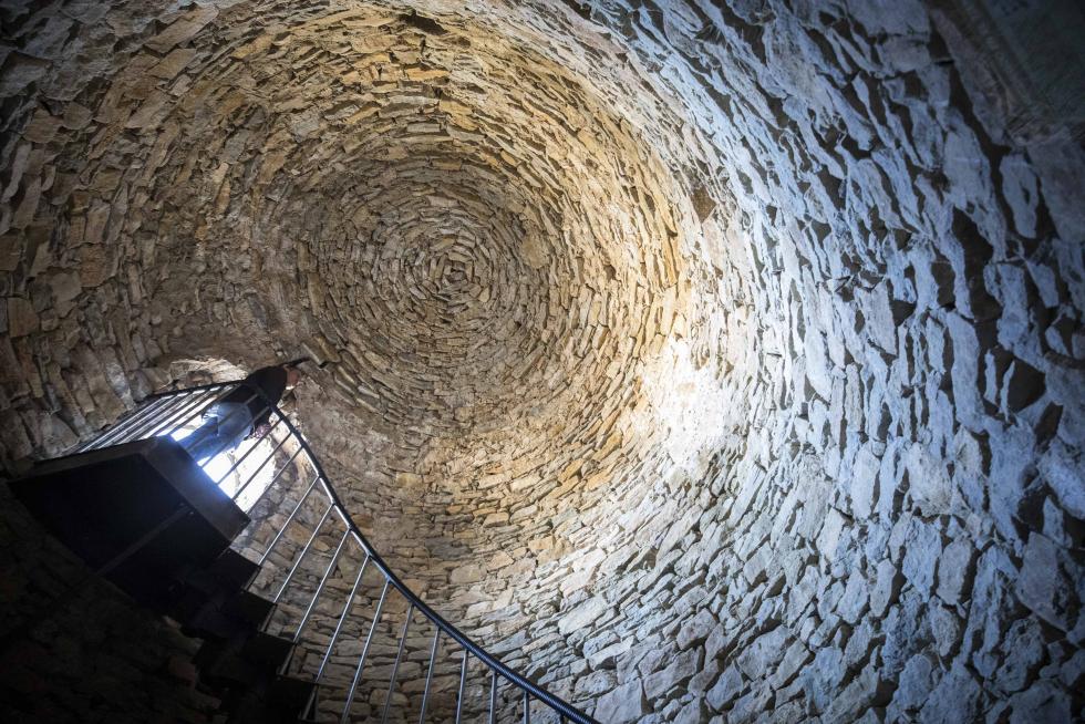 Admirada en la comarca por su nevero, por la ermita de la Virgen del Campo y por el trinquete y el acueducto, la localidad espera una solución al problema de su parroquia, con el techo hundido desde hace 40 años.