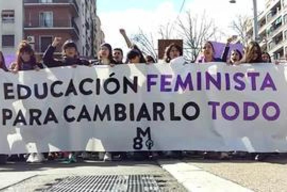 Miles de estudiantes, junto a otros colectivos, se han manifestado por las calles de la capital aragonesa en este 8M.