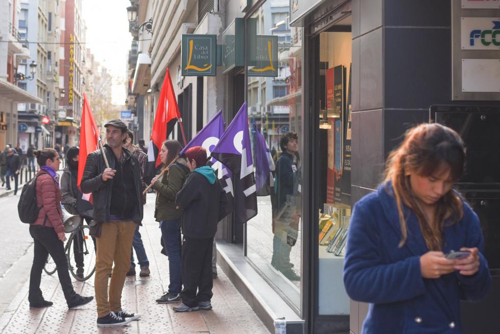 Las calles de Zaragoza rezuman ambiente festivo este 8 de marzo