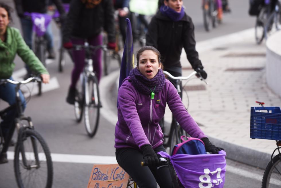Las calles de Zaragoza rezuman ambiente festivo este 8 de marzo