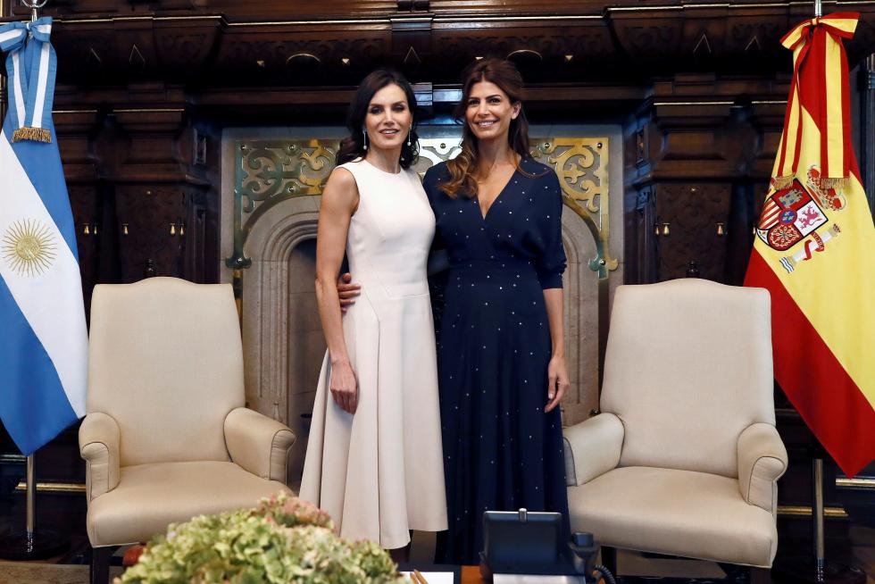 GRAF9834. BUENOS AIRES, 25/03/2019.- La reina Letizia junto a la primera dama de Argentina, Juliana Awada (d), durante el encuentro que mantuvieron hoy en Buenos Aires. EFE/Mariscal ***POOL*** REYES EN ARGENTINA