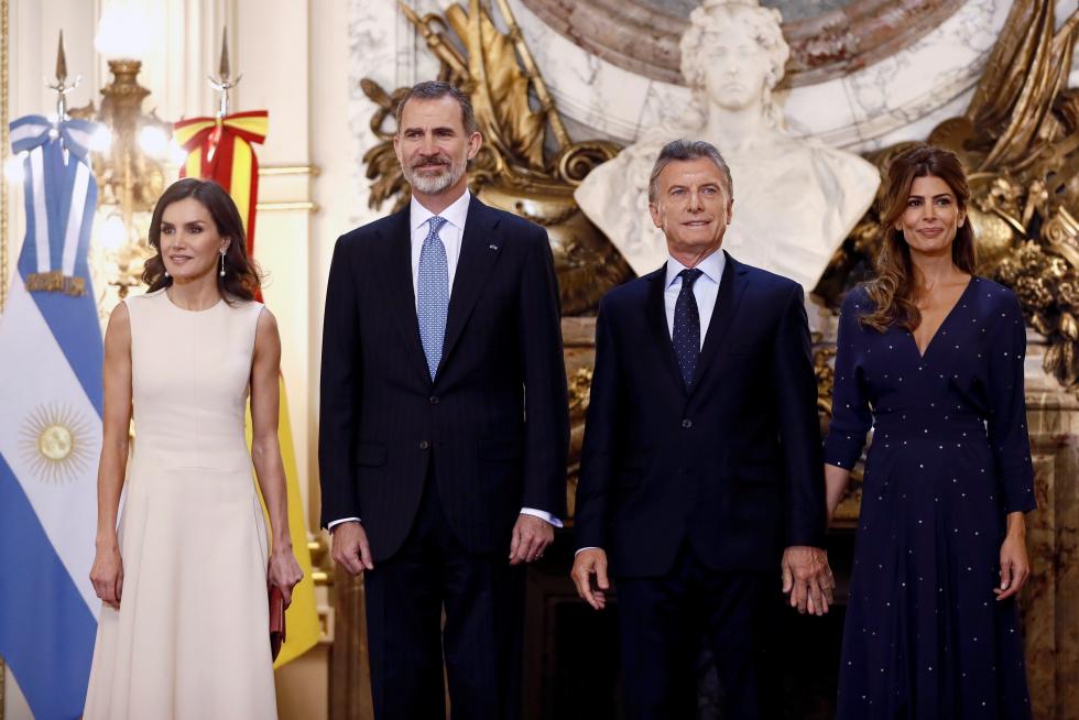 GRAF9862. BUENOS AIRES, 25/03/2019.- El rey Felipe VI y la reina Letizia junto al presidente argentino, Mauricio Macri (2d) y la primera dama, Juliana Awada (d), durante la ceremonia de bienvenida oficial, hoy en Buenos Aires. EFE/Mariscal REYES EN ARGENTINA