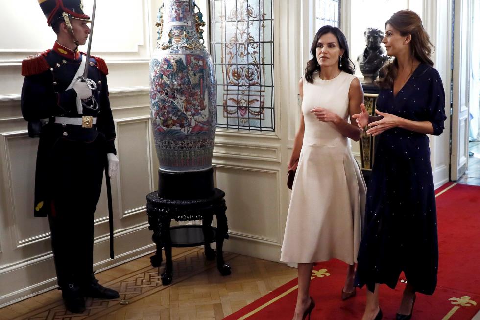 GRAF9887. BUENOS AIRES, 25/03/2019.- El rey Felipe VI y la reina Letizia junto al presidente argentino, Mauricio Macri (2d) y la primera dama, Juliana Awada (d), durante la ceremonia de bienvenida oficial, hoy en Buenos Aires. EFE/Mariscal REYES EN ARGENTINA