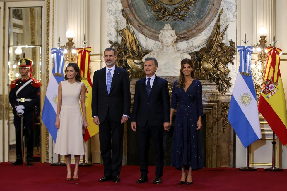 GRAF9900. BUENOS AIRES, 25/03/2019.- La reina Letizia junto a la primera dama de Argentina, Juliana Awada (d), durante el encuentro que mantuvieron hoy en Buenos Aires. EFE/Mariscal ***POOL*** REYES EN ARGENTINA