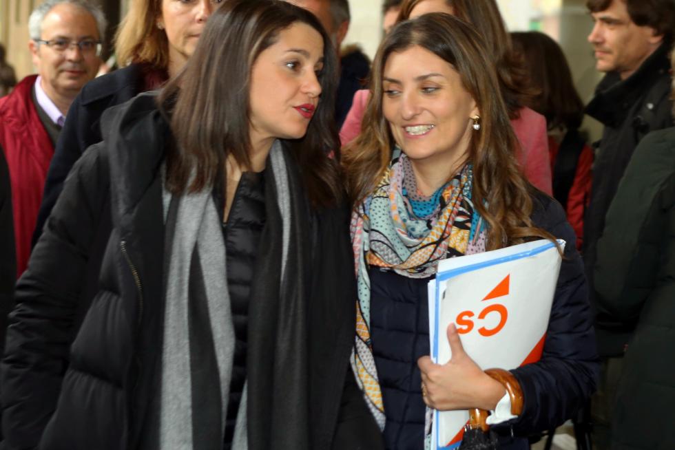 Inés Arrimadas y Sara Giménez durante su recorrido por Huesca
