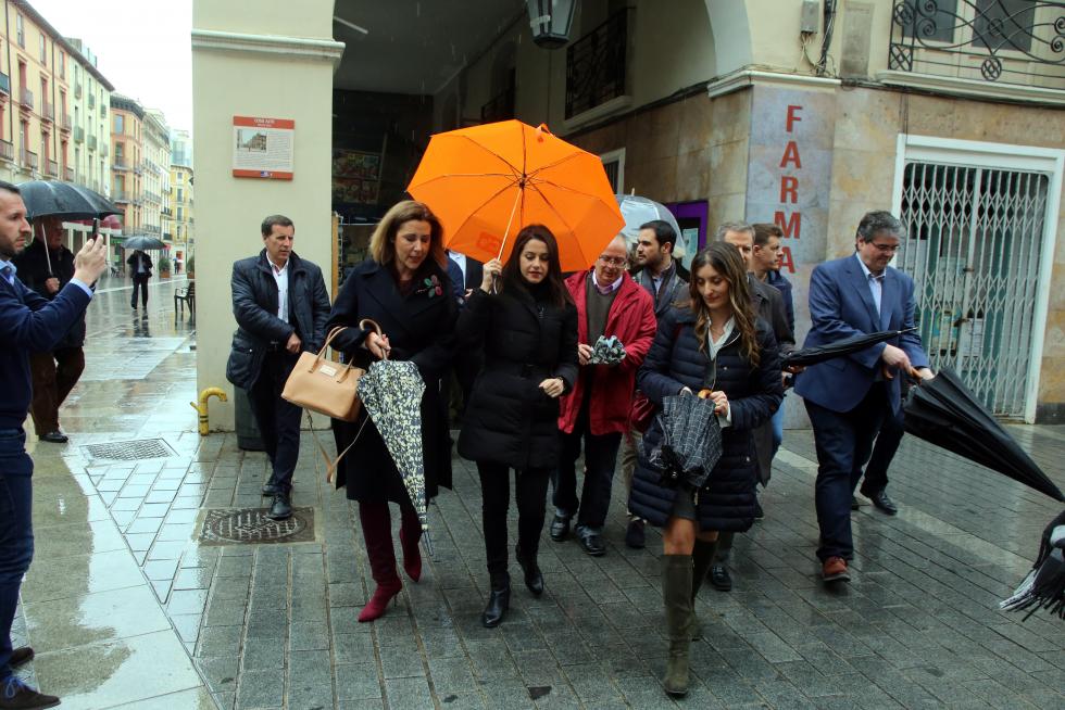 Inés Arrimadas y Sara Giménez durante su recorrido por Huesca