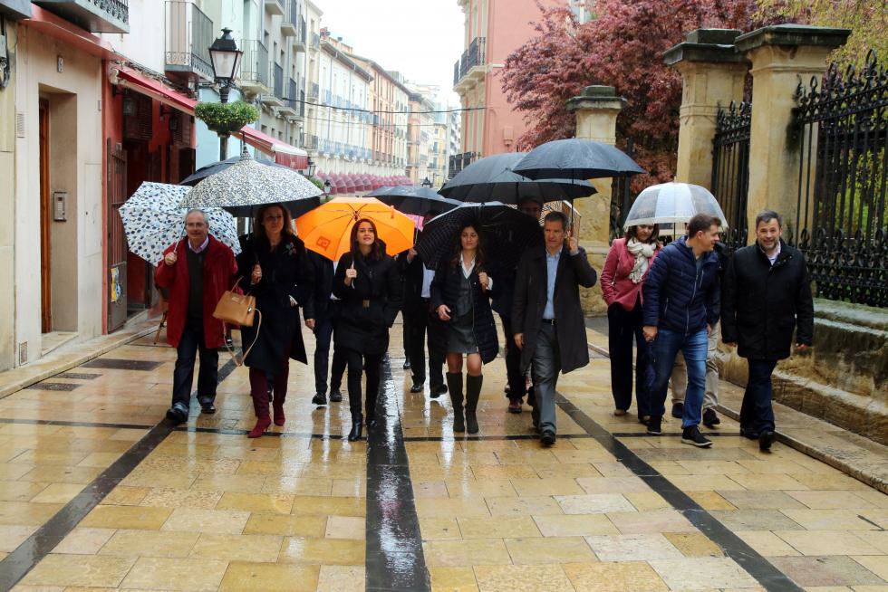 Inés Arrimadas y Sara Giménez durante su recorrido por Huesca
