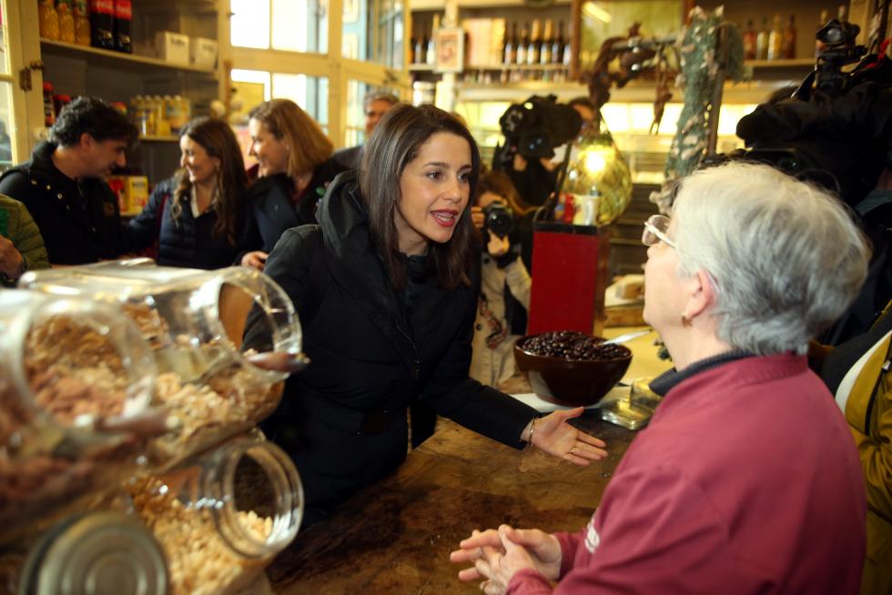 Inés Arrimadas y Sara Giménez durante su recorrido por Huesca