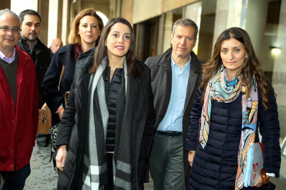 Inés Arrimadas y Sara Giménez durante su recorrido por Huesca