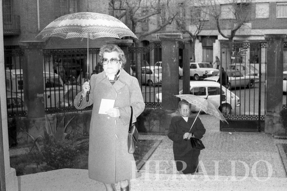 Dos mujeres, papeleta en mano, acuden a votar en su colegio electoral el 3 de abril de 1979