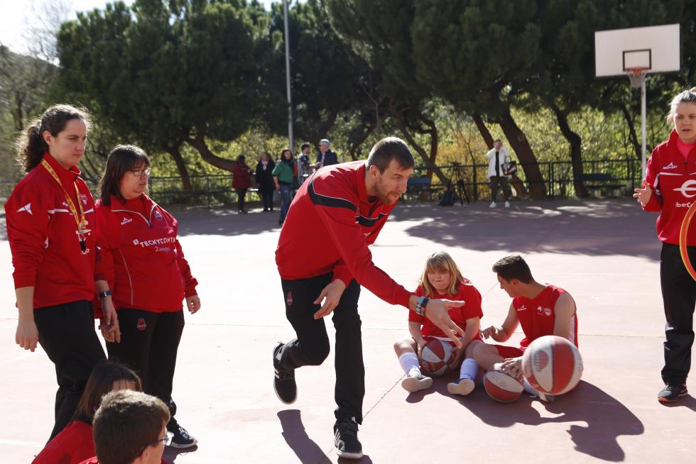 El pívot del Tecnyconta Fran Vázquez juega con los alumnos de la escuela de baloncesto adaptado de Atades