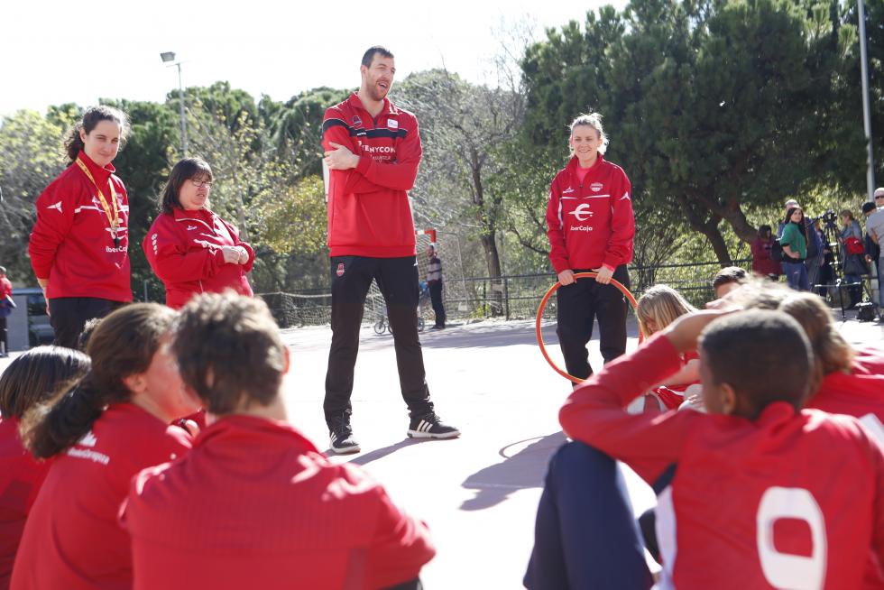 El pívot del Tecnyconta Fran Vázquez juega con los alumnos de la escuela de baloncesto adaptado de Atades