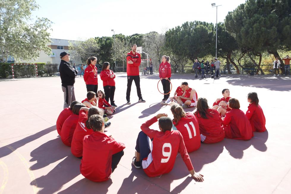 El pívot del Tecnyconta Fran Vázquez juega con los alumnos de la escuela de baloncesto adaptado de Atades