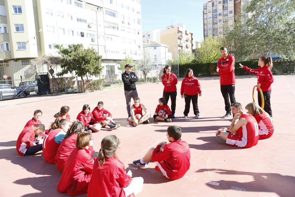 El pívot del Tecnyconta Fran Vázquez juega con los alumnos de la escuela de baloncesto adaptado de Atades
