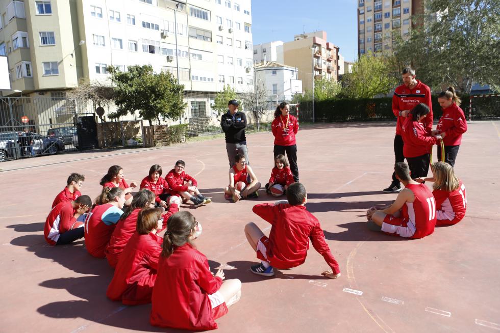El pívot del Tecnyconta Fran Vázquez juega con los alumnos de la escuela de baloncesto adaptado de Atades