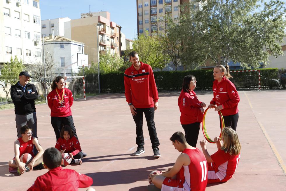 El pívot del Tecnyconta Fran Vázquez juega con los alumnos de la escuela de baloncesto adaptado de Atades