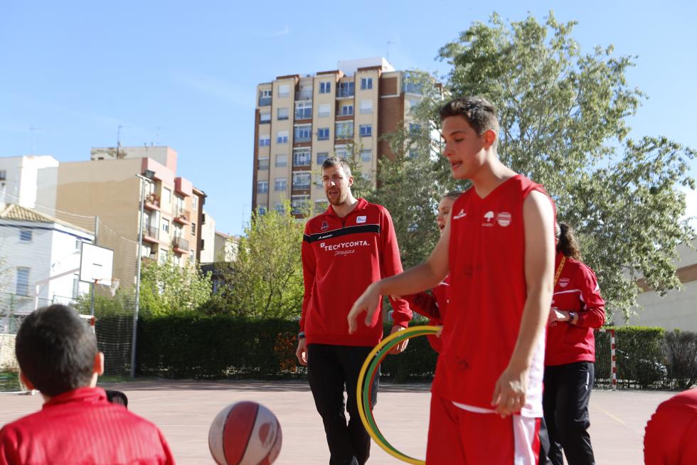 El pívot del Tecnyconta Fran Vázquez juega con los alumnos de la escuela de baloncesto adaptado de Atades
