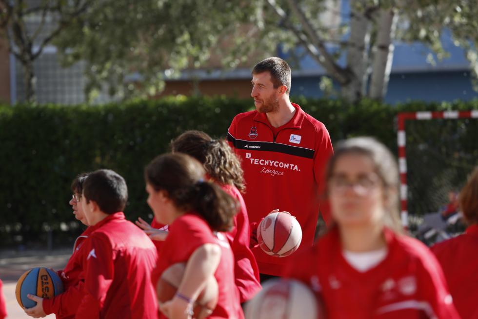El pívot del Tecnyconta Fran Vázquez juega con los alumnos de la escuela de baloncesto adaptado de Atades