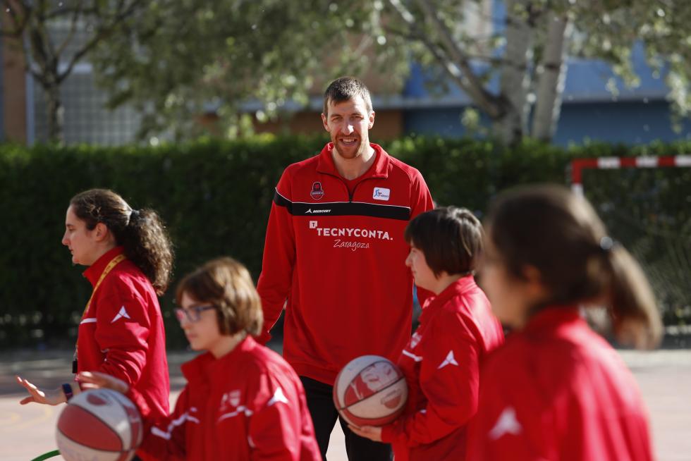 El pívot del Tecnyconta Fran Vázquez juega con los alumnos de la escuela de baloncesto adaptado de Atades