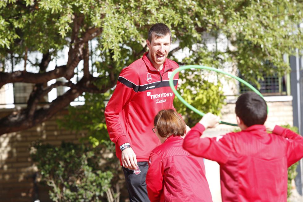 El pívot del Tecnyconta Fran Vázquez juega con los alumnos de la escuela de baloncesto adaptado de Atades