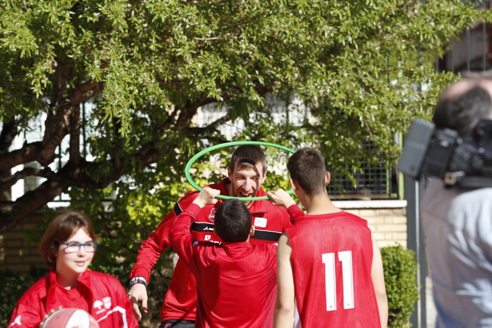 El pívot del Tecnyconta Fran Vázquez juega con los alumnos de la escuela de baloncesto adaptado de Atades