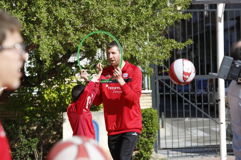 El pívot del Tecnyconta Fran Vázquez juega con los alumnos de la escuela de baloncesto adaptado de Atades