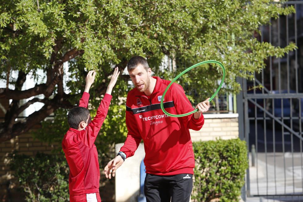 El pívot del Tecnyconta Fran Vázquez juega con los alumnos de la escuela de baloncesto adaptado de Atades