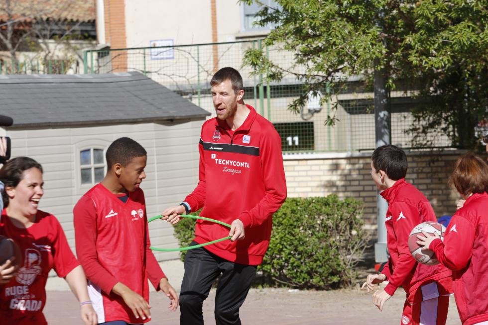 El pívot del Tecnyconta Fran Vázquez juega con los alumnos de la escuela de baloncesto adaptado de Atades